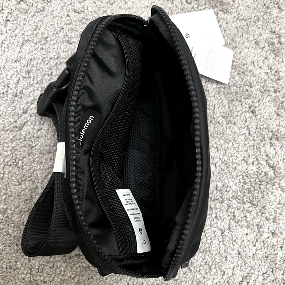 Lululemon Everywhere belt bag black NWT - Picture 3 of 5